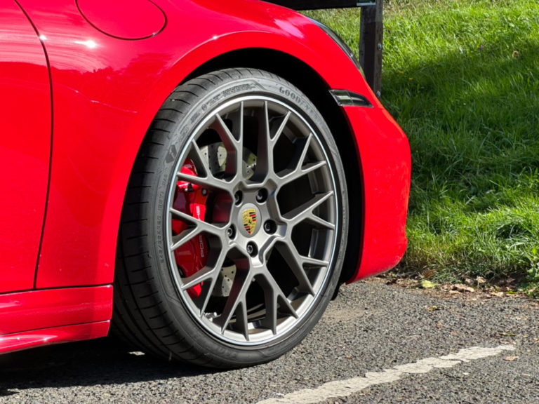 Continental, Bridgestone e Kumho sono tra i pneumatici estivi meglio classificati nei test di quest'anno.