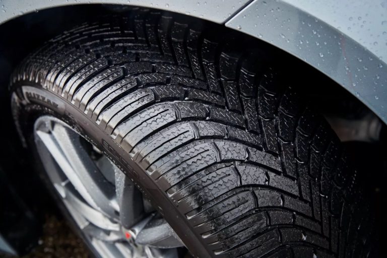 Nuovo Bridgestone Blizzak 6: il pneumatico invernale ad alte prestazioni sul bagnato promette una durata di vita più lunga del 30%.